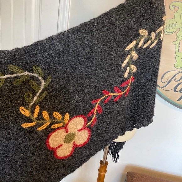 Lovely shawl with floral design - Picture 3 of 6
